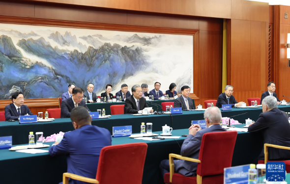 赵乐际集体会见出席2025年国际议员友好交流论坛的各国议员