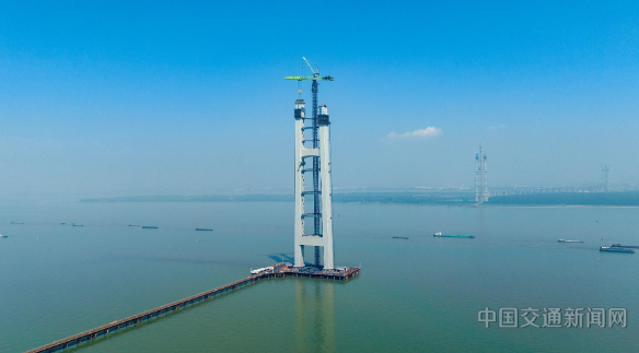 张靖皋长江大桥南航道桥南主塔T26节段钢塔吊装完成